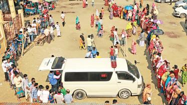 residents-of-karail-slum.jpg