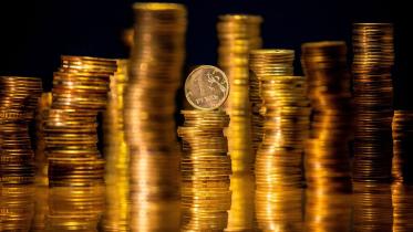 russian-rouble-hovers.jpg