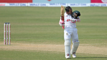 mushfiqur_kisses_halmet.jpg