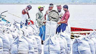 Bangladesh workers monthly wage growth below inflation