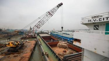 Food grains are being unloaded from a lighter in Chattogram. Transport of imported cargo from the outer anchorage is yet to feel the pinch of a dispute among lighters’ owners as enough vessels are being allocated to keep cargo transport uninterrupted.