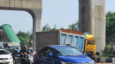 Truck hits metro rail pillar in Agargaon