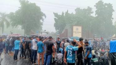 Quota system protest: RU students block Dhaka-Rajshahi highway