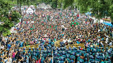 A procession of students and jobseekers demanding reform in the quota system broke the police barricade at the capital’s Zero Point yesterday, as they marched towards the Bangababhan to hand over their memorandum to President Mohammad Shahabuddin