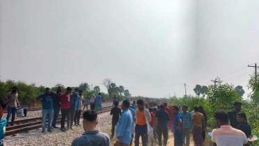 5 killed as train hits auto-rickshaw in Cumilla