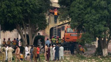 World urges peace in India Pakistan clash