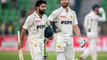 afp_20251012_78hb9zr_v5_midres_crickettestpakrsa.jpg
