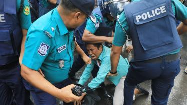 teacher-protest-police