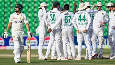 afp_20251014_78py9zq_v1_midres_crickettestpakrsa.jpg