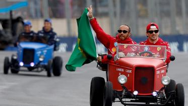 afp_20251109_83j64q4_v1_midres_autoprixf1braparade.jpg