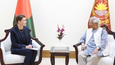 UN Resident Coordinator Gwyn Lewis meets Chief Adviser Prof Muhammad Yunus