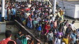 Passengers_in_ghat.jpg