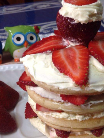 japanese_jiggly_souffle_pancake_with_strawberry_twist.jpg