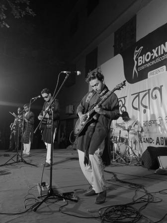 band_sea_waves_on_stage._cminhaz.jpg