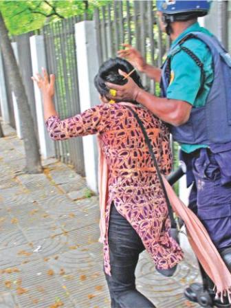 police attack on du protesters