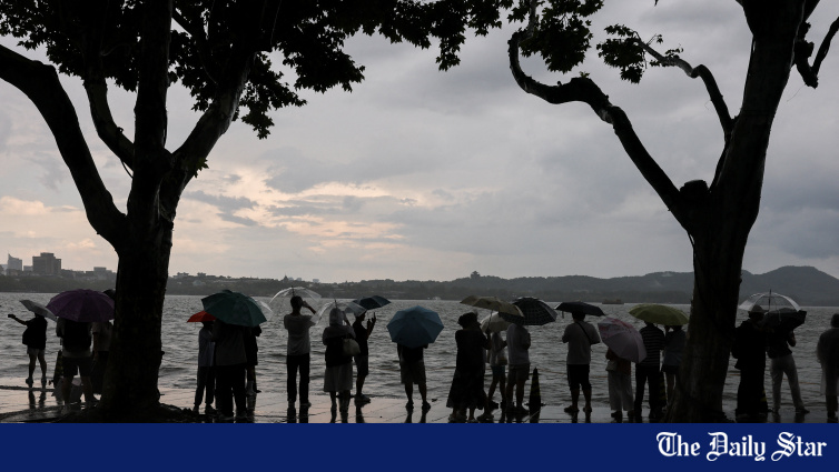 Tufão Nol atinge a China e é atingido por fortes ventos e chuva