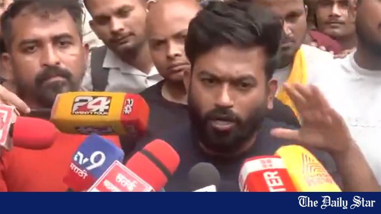 Abhijeet Dipke, do BJP, afirmou: “O BJP enviou atiradores de pedras, a polícia trouxe caminhões cheios de pedras”